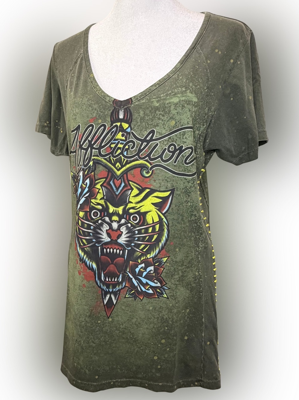 NWT! Affliction Black Label Women’s 2XL Tiger Graphic V-neck Tee Olive Green